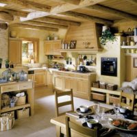 idée d'un décor de cuisine clair dans une photo de maison en bois