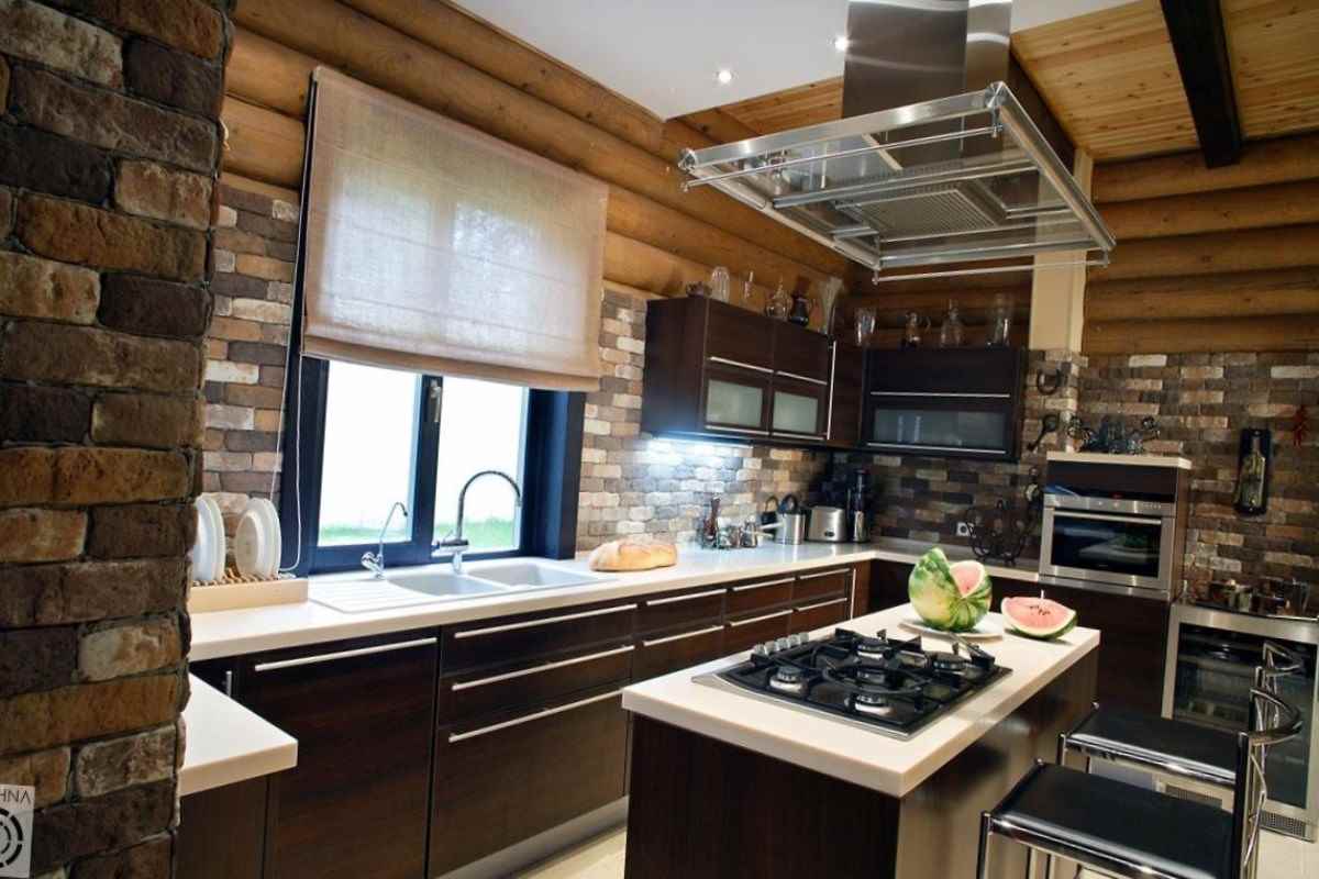 Un esempio di un insolito interno cucina in una casa di legno