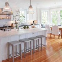 variante del brillante design della cucina in una foto di una casa in legno
