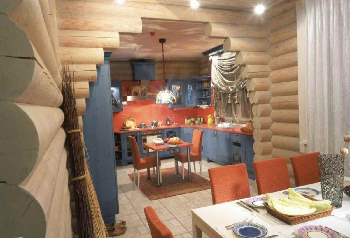 un esempio di un bellissimo arredamento da cucina in una casa di legno