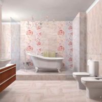 Lehetőség a szokatlan dekorációs lapok kialakítására a fürdőszobában