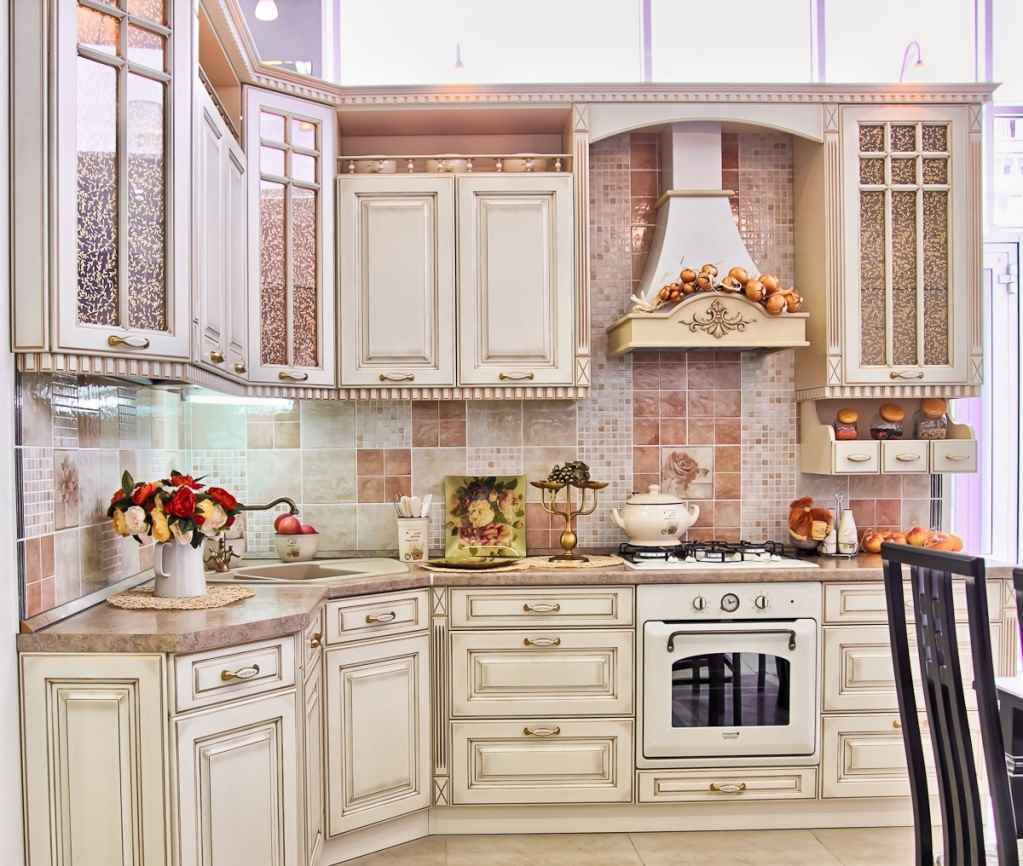 the idea of ​​an unusual design of the kitchen in a classic style