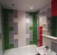 neparastu dekoru klāšanas flīžu piemērs vannas istabas fotoattēlā