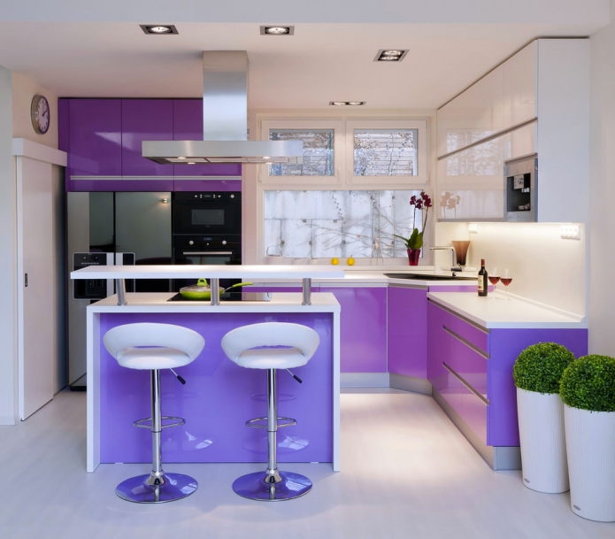 intérieur de cuisine violet et blanc