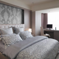 интериор на спалнята със сив тапет
