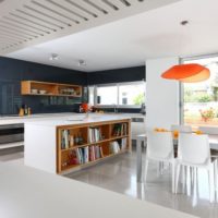spaziosa cucina in stile moderno