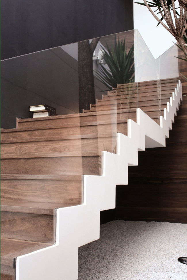 escalier en bois au deuxième étage