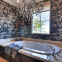 papier peint gris à l'intérieur de la salle de bain