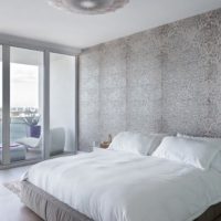 gray wallpaper in the bedroom