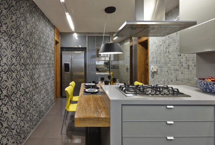 gray wallpaper in the kitchen