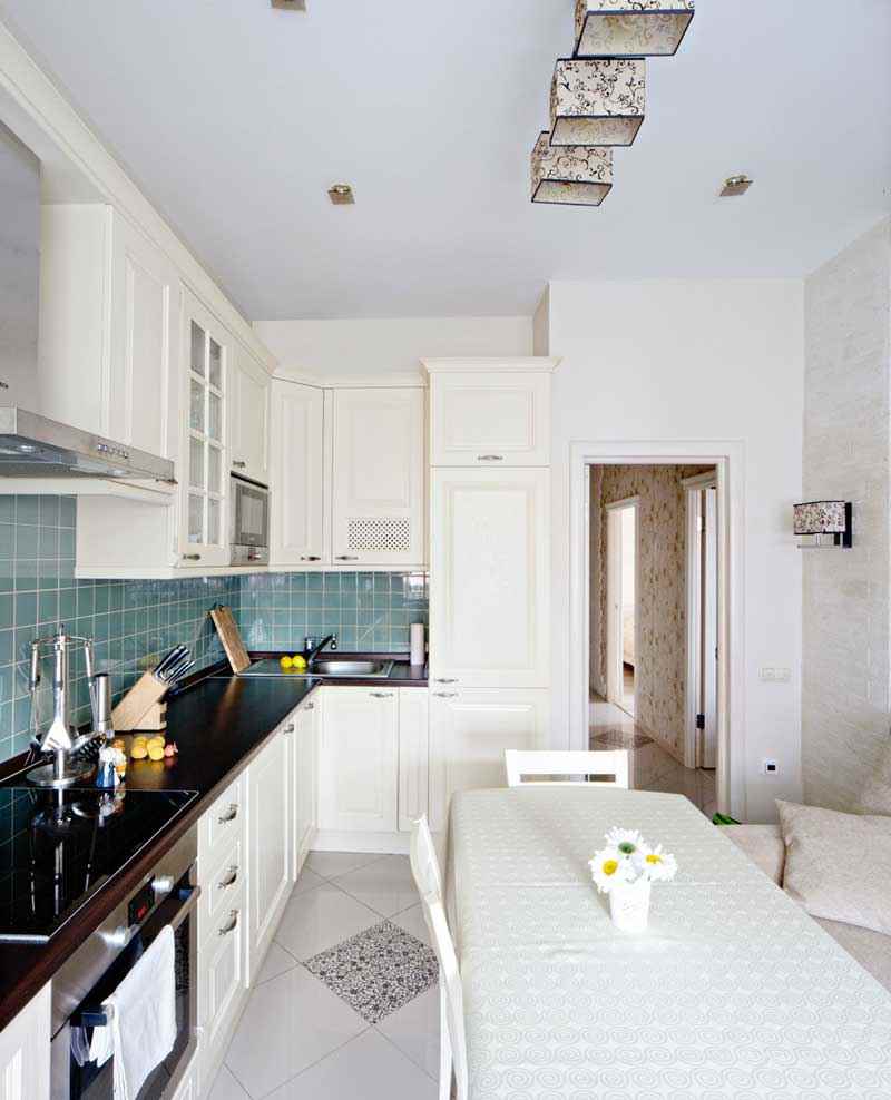Primjer prekrasnog kuhinjskog dekora 12 m²