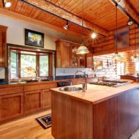 exemple d'un bel intérieur de cuisine dans une photo de maison en bois