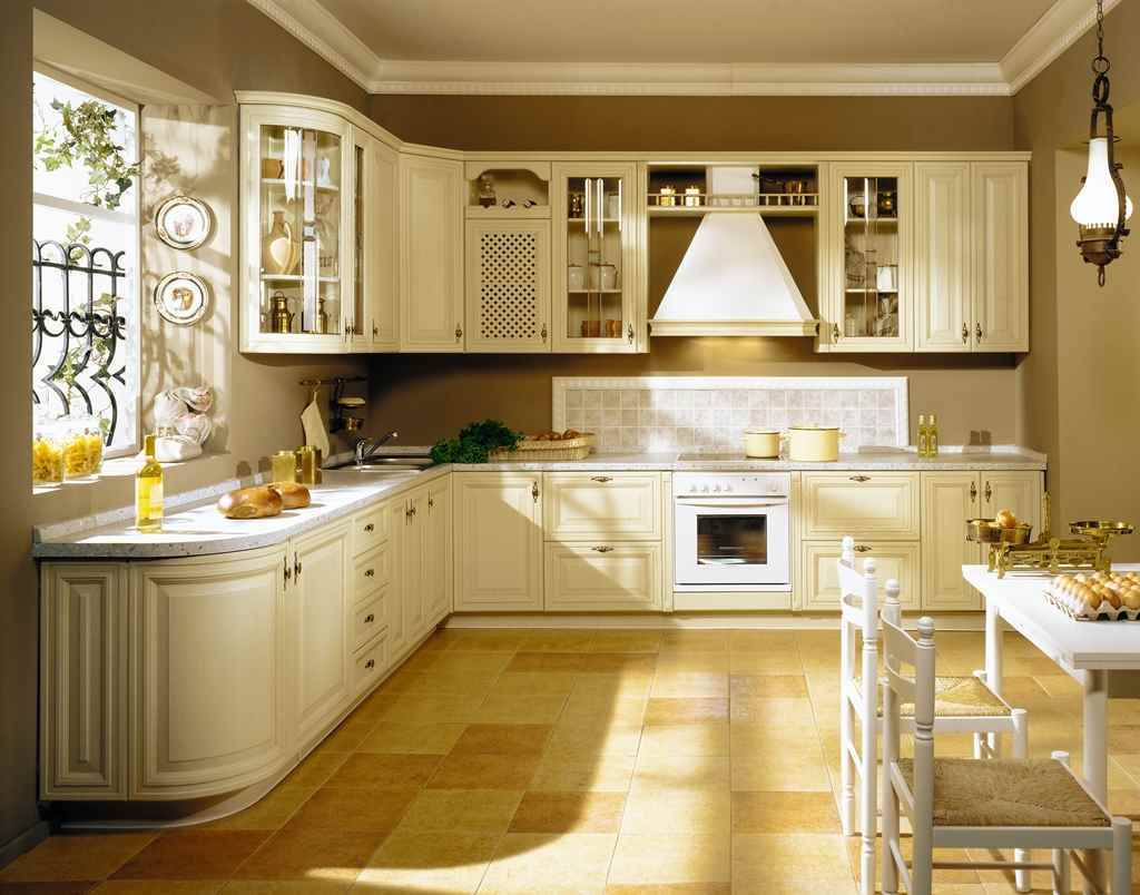 un exemple d'un bel intérieur de cuisine dans un style classique