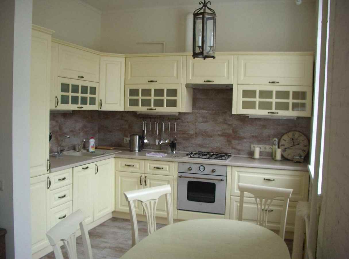 option of a bright kitchen interior of 10 sq.m. n series 44