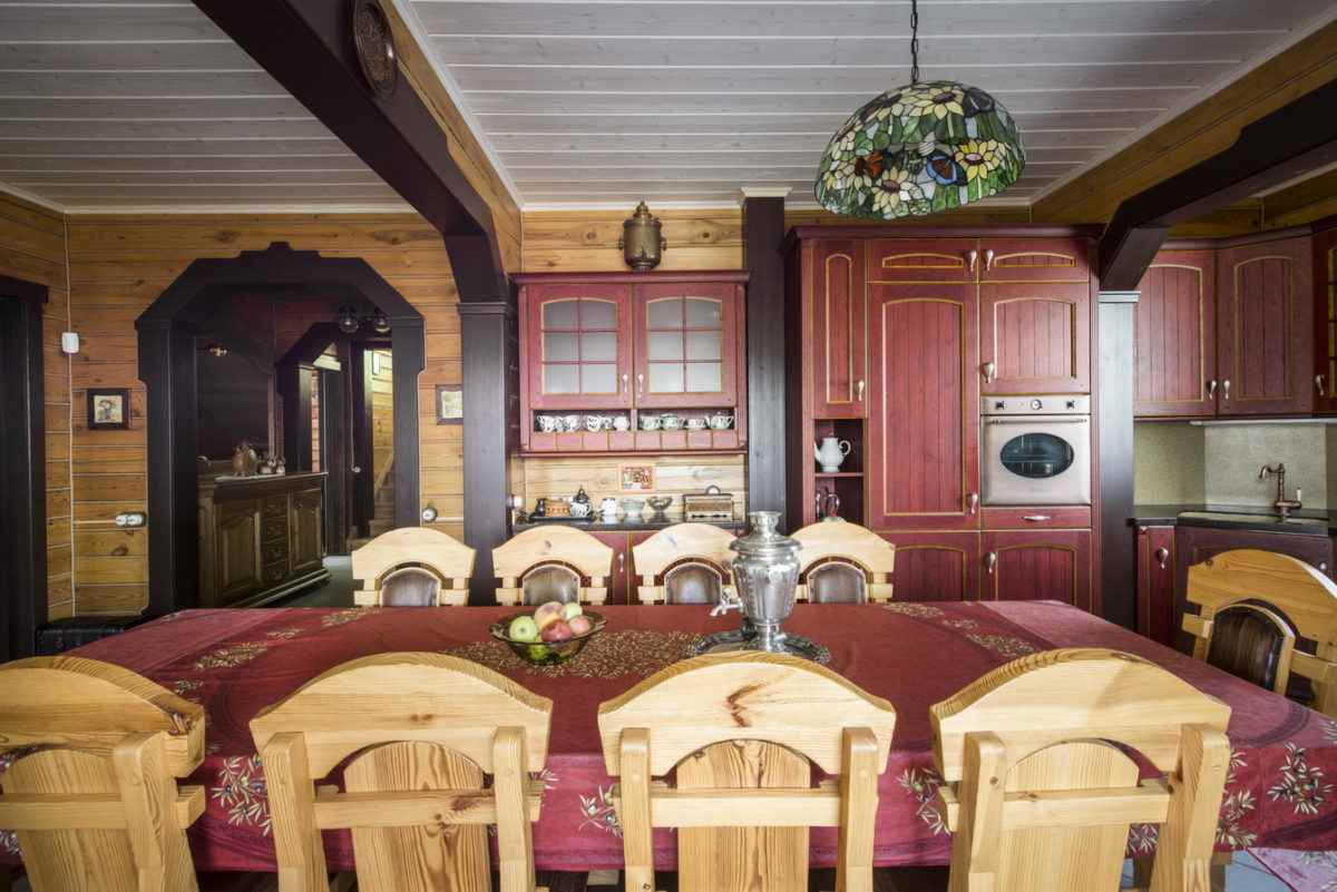 versione di un bel design della cucina in una casa di legno