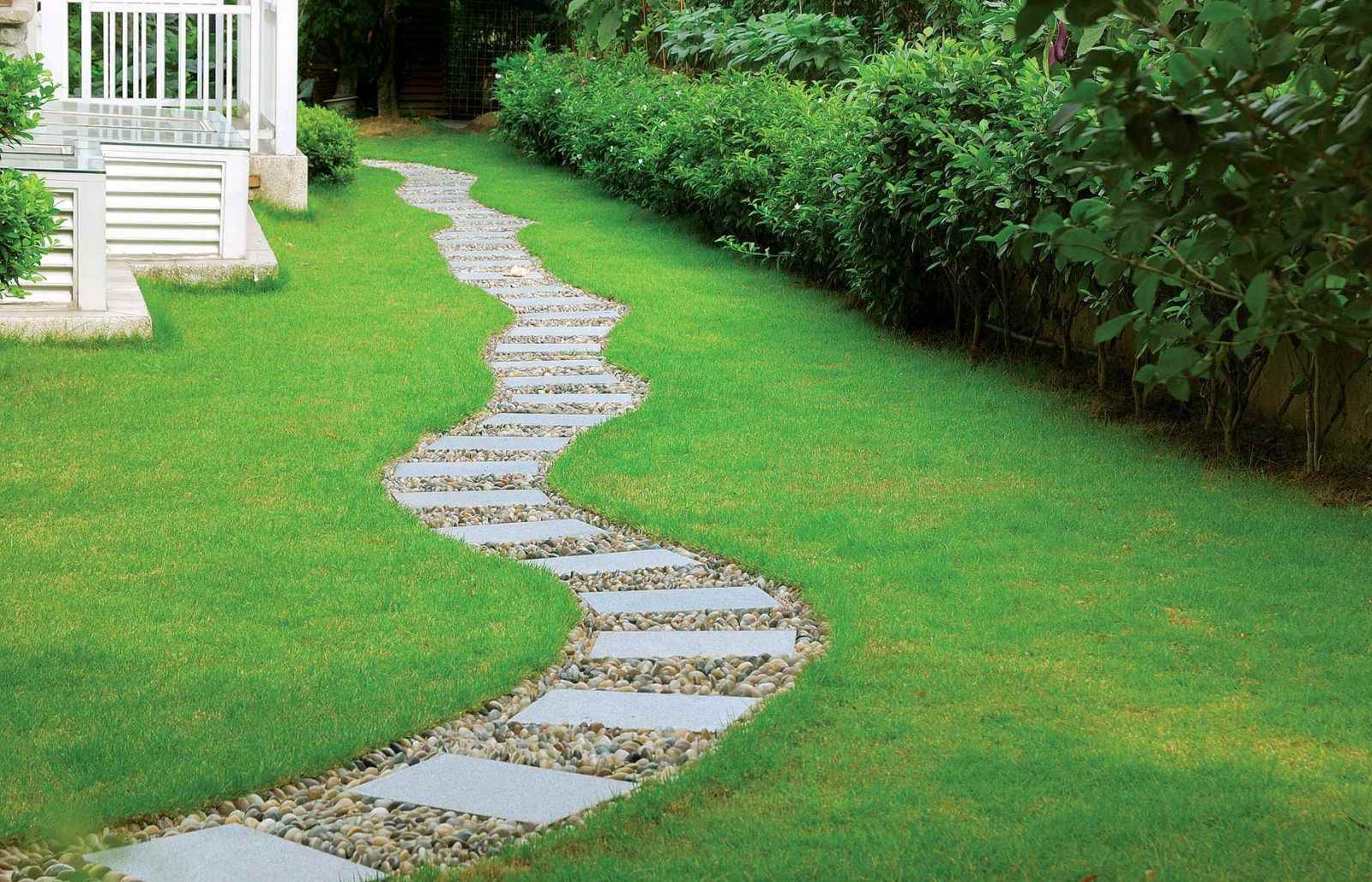 the idea of ​​using light garden paths in landscaping