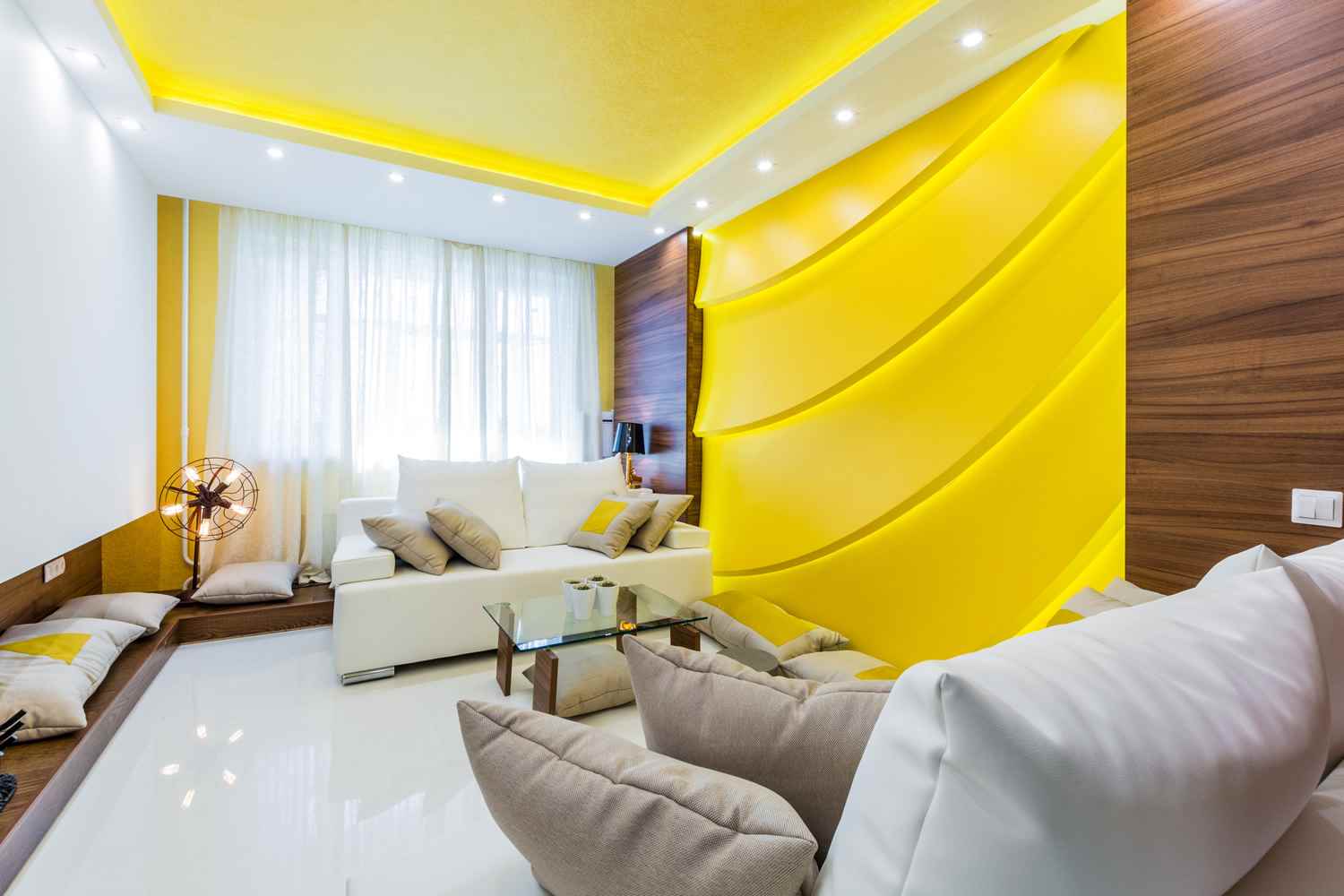 l'idée d'utiliser du jaune vif dans la conception de l'appartement