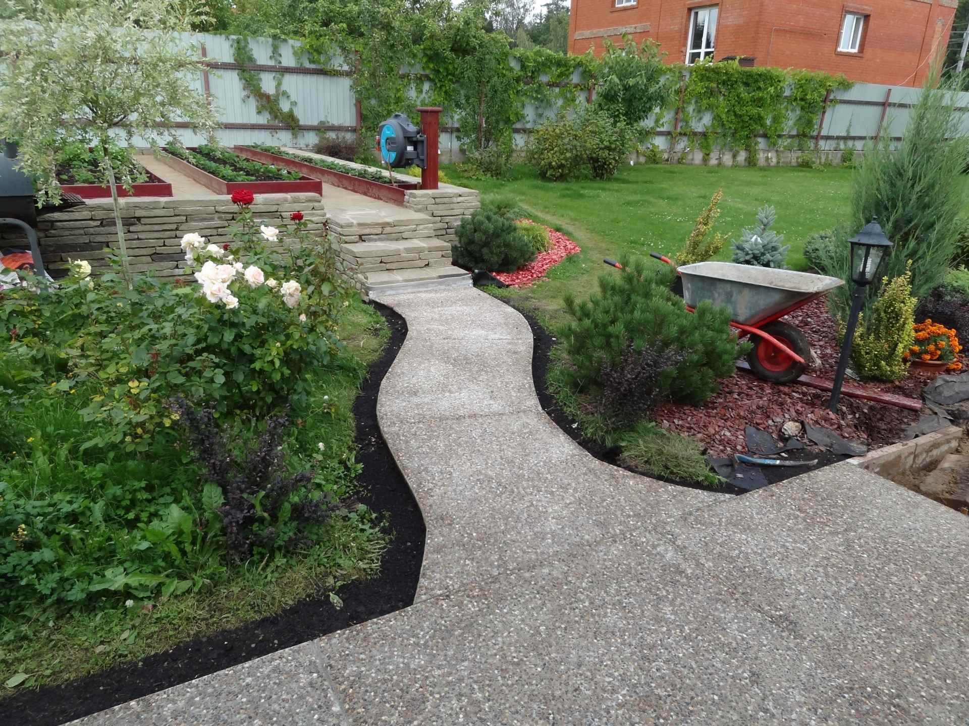 Un exemple d'application de belles allées de jardin dans l'aménagement paysager