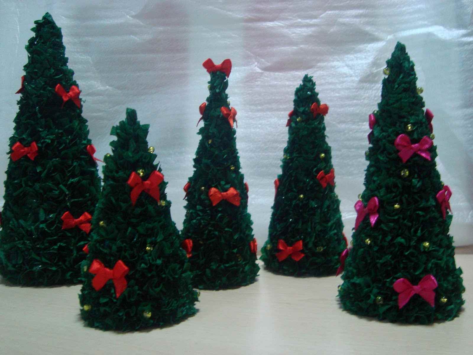 un esempio di creazione di un insolito albero di Natale di carta da soli