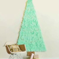 esempio di creazione di un insolito albero di Natale da foto fai-da-te di carta
