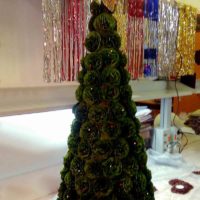 L'idea di creare un albero di Natale leggero di cartone sulla tua foto