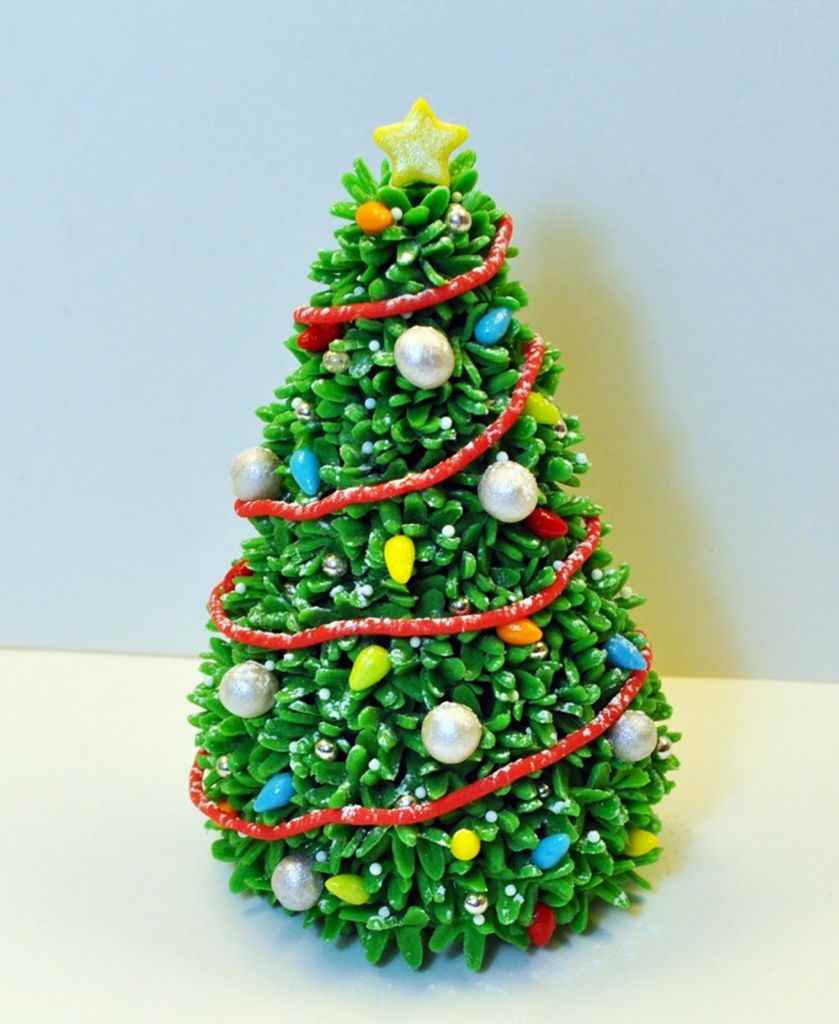 esempio fai-da-te di creare un albero di Natale festivo dalla carta