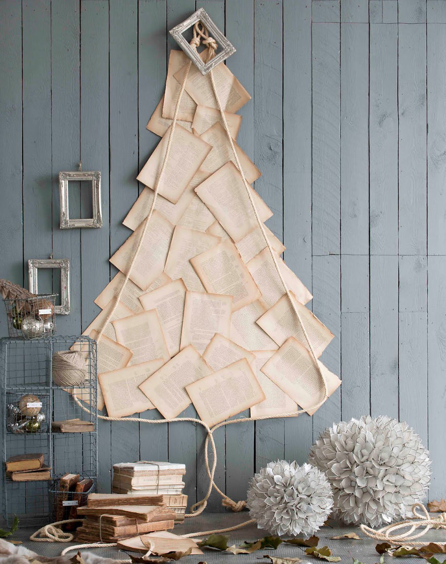 esempio fai-da-te di creare un albero di Natale luminoso dalla carta