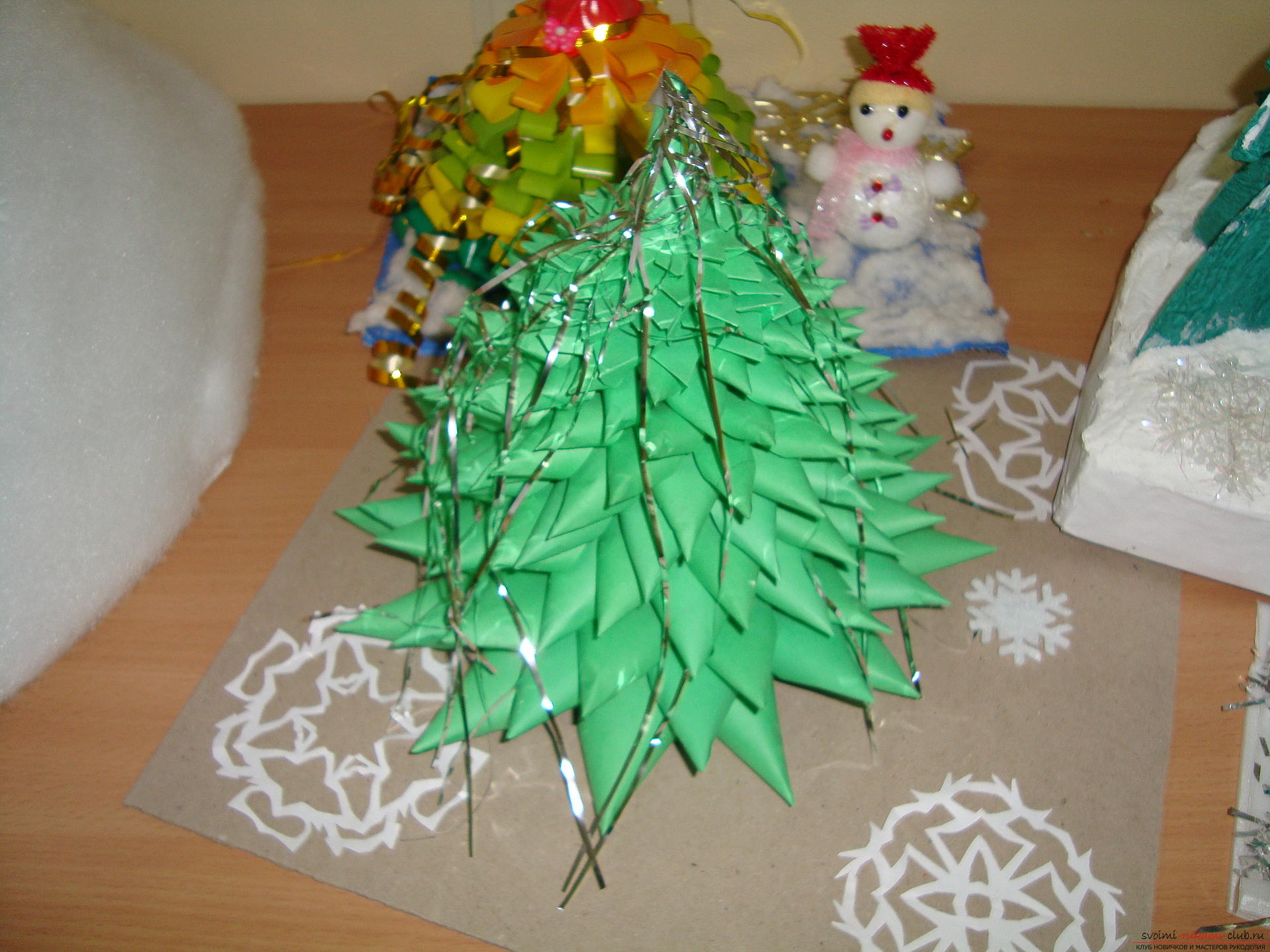 L'idea di creare un albero di Natale luminoso dal cartone stesso