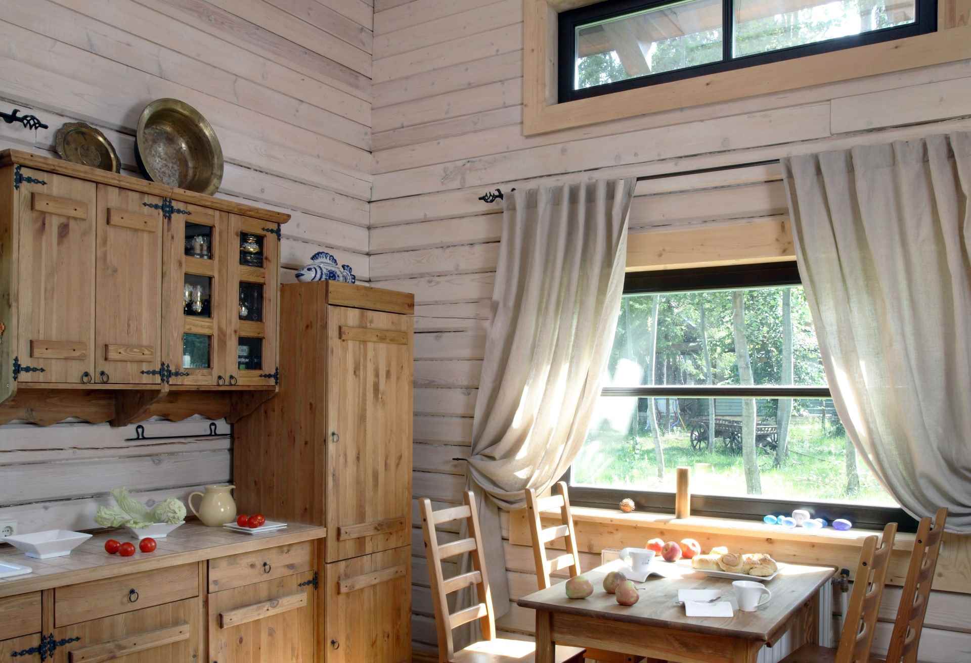 Un exemple de décor de cuisine insolite dans une maison en bois