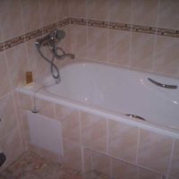Ryškių interjero plytelių klojimo pavyzdys vonios kambario nuotraukoje