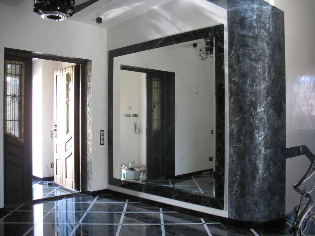 version de l'intérieur lumineux du couloir avec miroirs