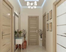 version du style lumineux du couloir dans une photo de maison privée