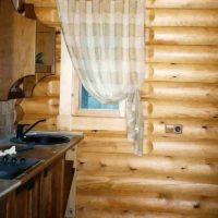 un esempio di uno stile insolito di cucina in una foto di una casa in legno