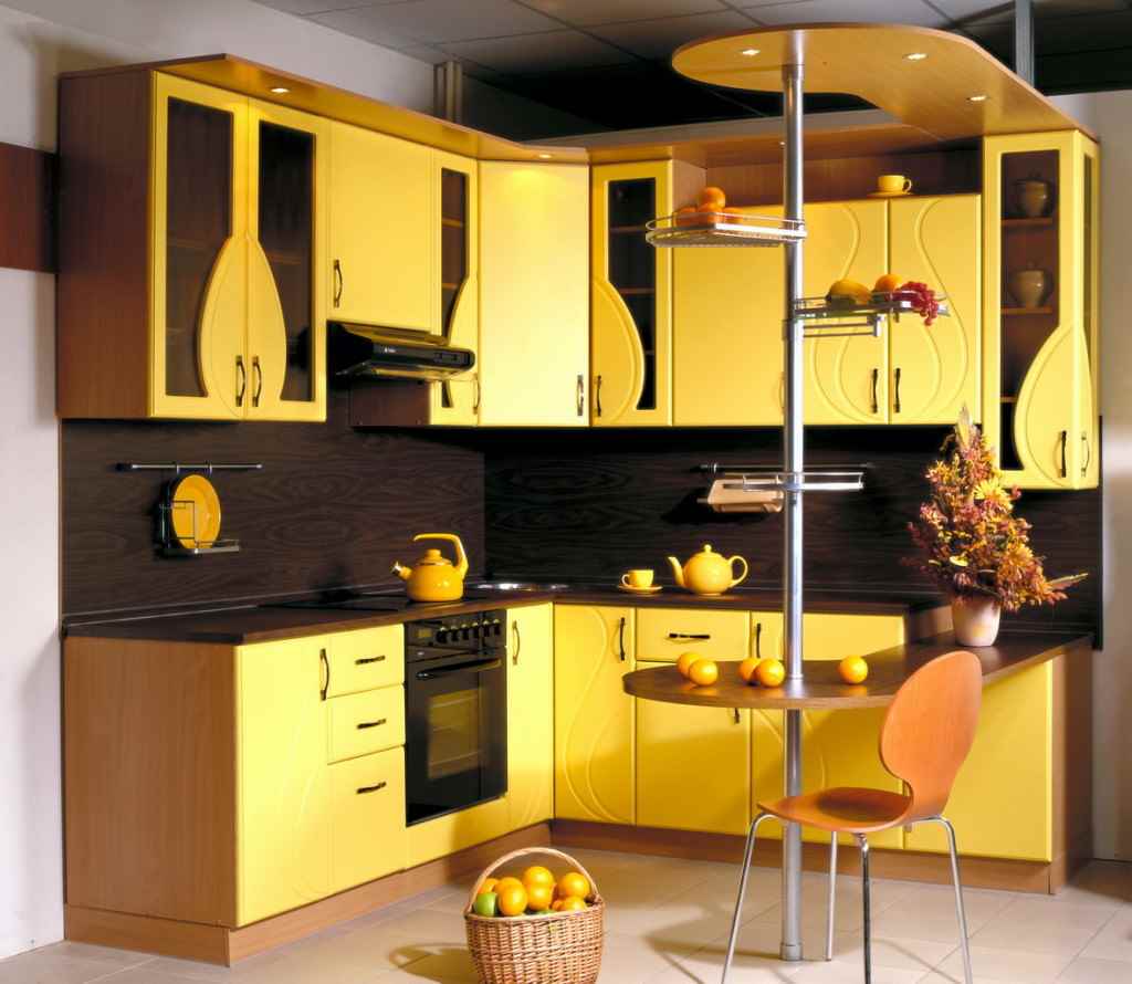 la possibilité d'utiliser un beau jaune dans la conception de l'appartement