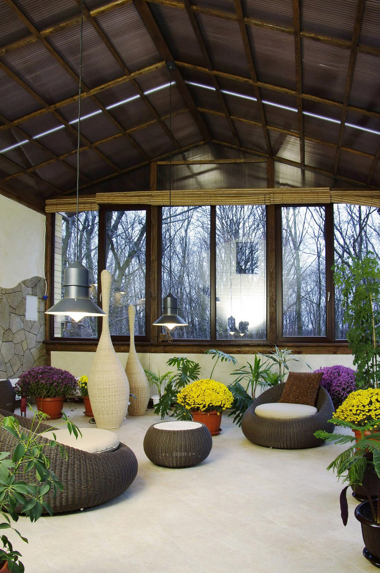 possibilità di utilizzare idee brillanti per decorare un giardino d'inverno in una casa