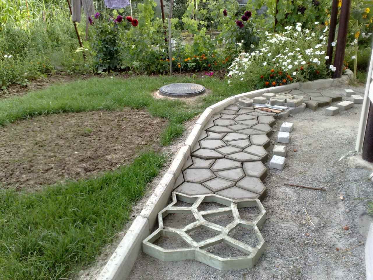 the option of using bright garden paths in the design of the yard