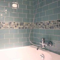 Пример за ярък интериор полагане на плочки в снимката в банята