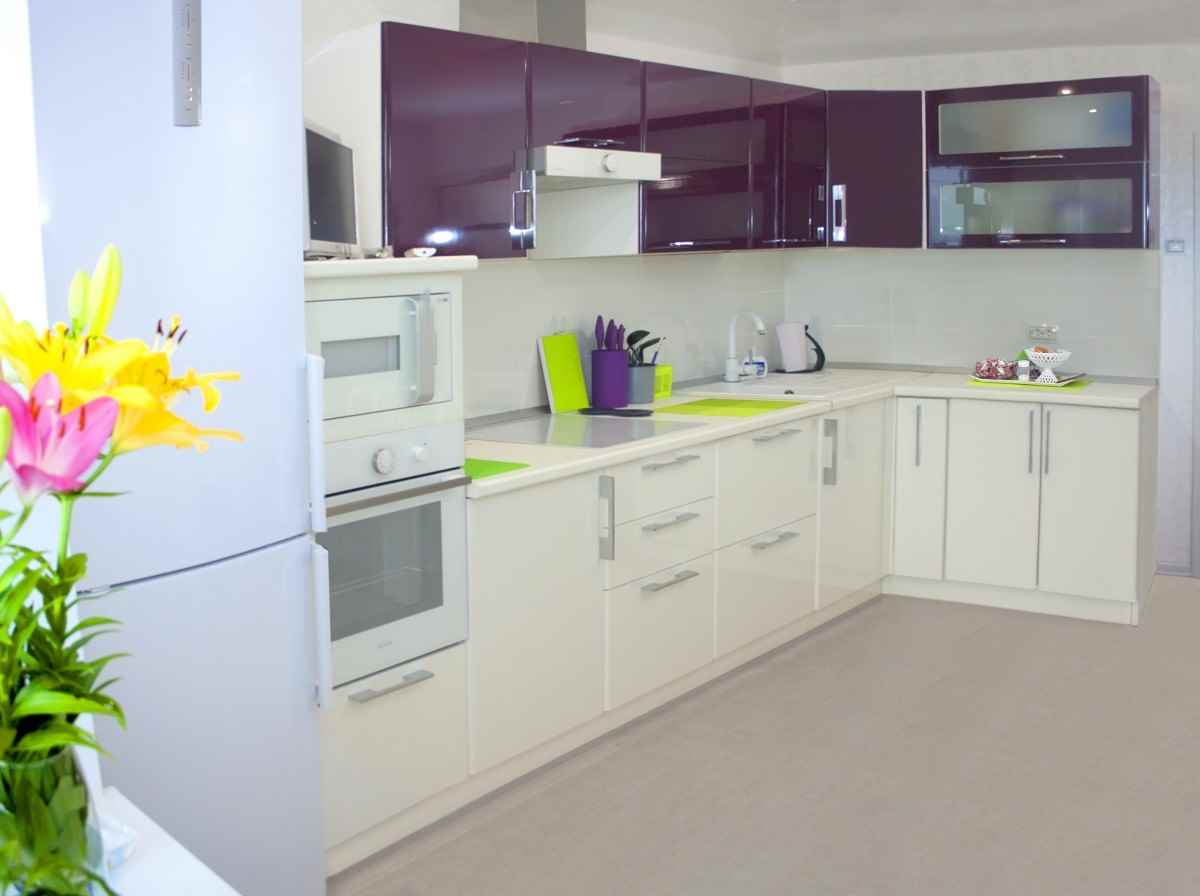 šviesios virtuvės dizaino galimybė 12 kv.m