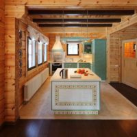 un esempio di un interno luminoso di una cucina in una foto di una casa in legno