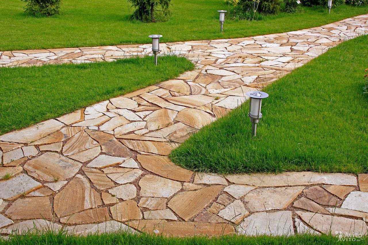 the option of using unusual garden paths in the design of the yard