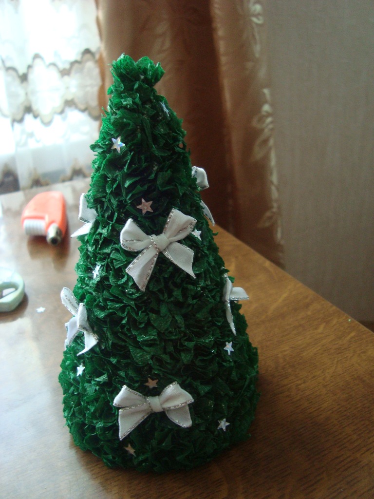 un esempio di creazione di un albero di Natale leggero dalla carta da soli