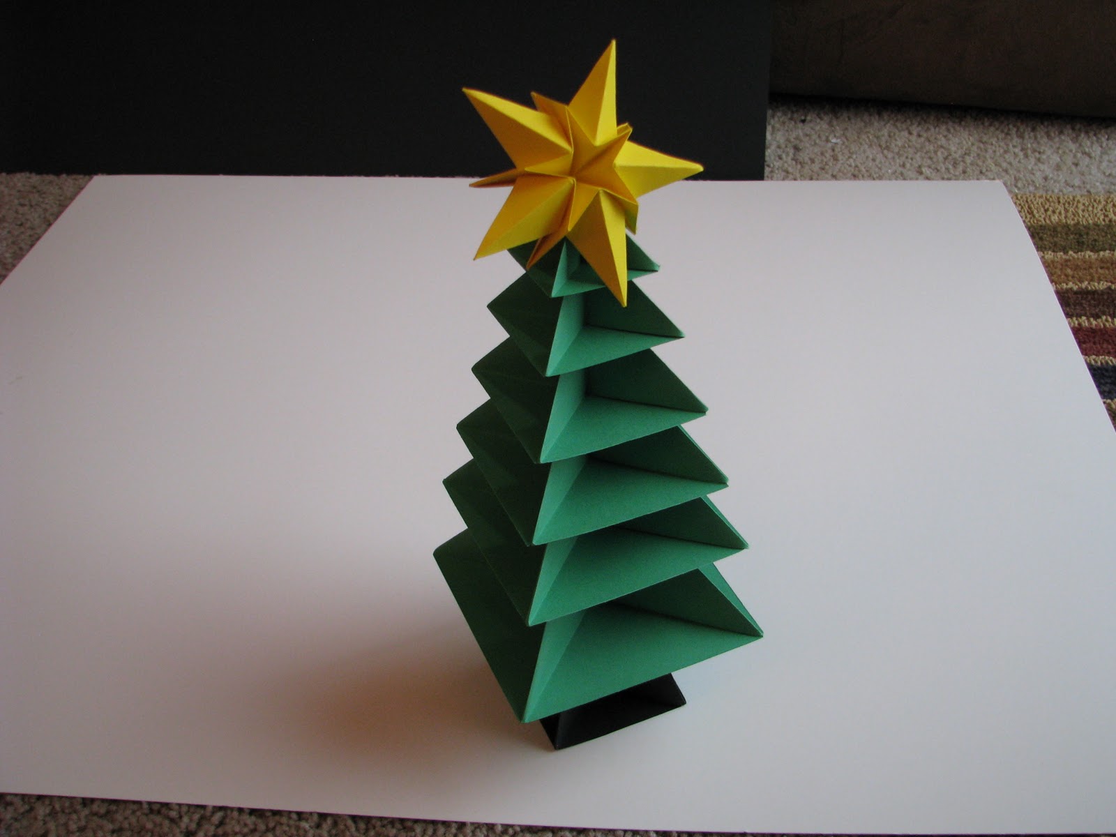 un esempio di creazione di un insolito albero di Natale dal cartone da soli