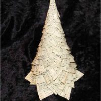 L'idea di creare un bellissimo albero di Natale di carta con le tue mani