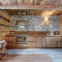 idea di una cucina in stile luminoso in una foto di casa in legno