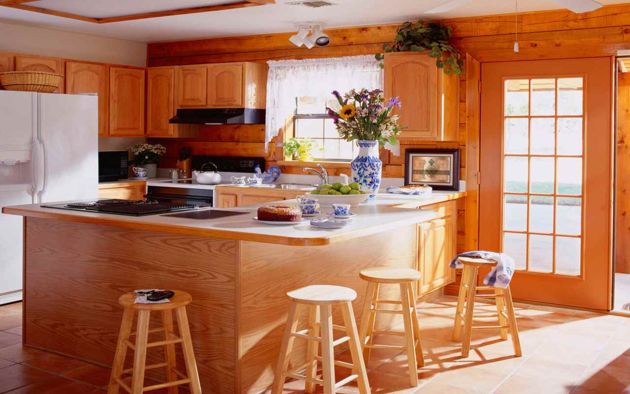 Un esempio di un luminoso interno cucina in una casa di legno
