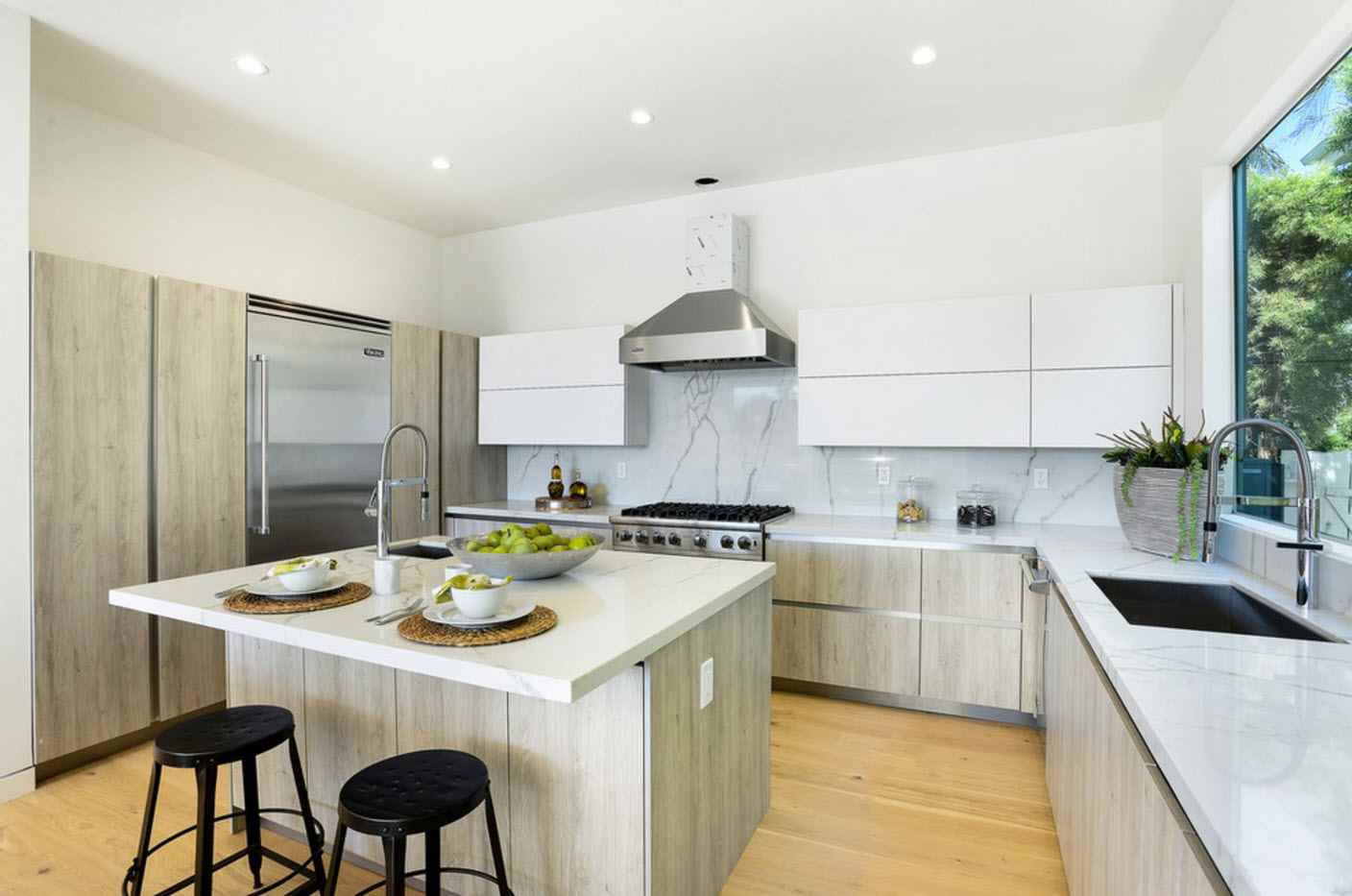 een voorbeeld van een ongewoon ontwerp van een keuken van 12 m²