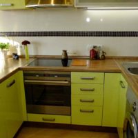 12 kv.m dydžio virtuvės neįprasto dizaino pavyzdys