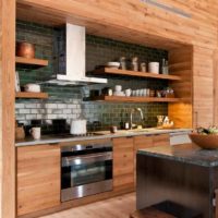 l'idée d'une cuisine lumineuse dans une photo de maison en bois
