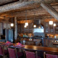 versione dell'arredamento luminoso della cucina in una foto di una casa in legno