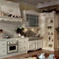 idea di un interno luminoso di una cucina in una foto di casa in legno